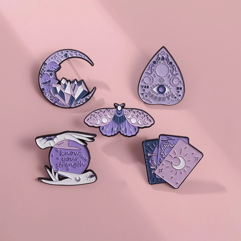 Mystische Lila Emaille Brosche Legierung Mond Motte Tarot Planchette Kristallkugel Abzeichen Kleidung Zubehör Für Jeans Tasche Jacke Dekorative Pins