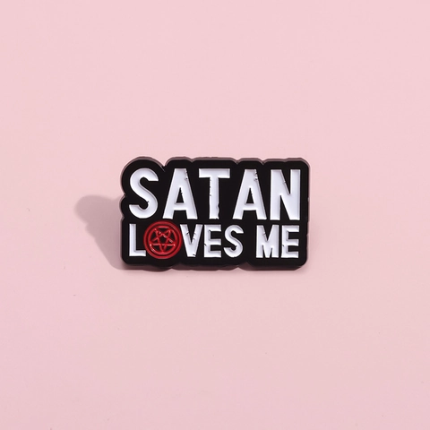 Spilla in Smalto Satan Loves Me Gotico Lega Lettera Spilla Nero Bianco Rosso Pentagramma Distintivo Per Vestiti Borsa Decorazione Unisex Gioielli Regalo