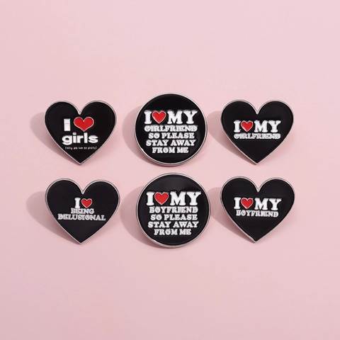 Spilla in Smalto Con Slogan a Cuore Nero Lega Lettera Creativa Spilla Con Frasi Inglesi Distintivo Accessorio Gioielli Coppia