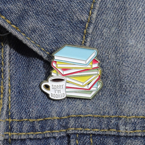 Spilla in Smalto di Lega Creativa a Forma di Libri e Tazza di Caffè per Amanti dei Libri Studenti Zaino Vestiti Decorazione