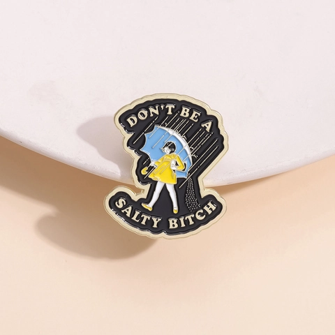 Lustige Emaille Brosche Pin Salty Bitch Cartoon Regenmantel Mädchen Zinklegierung Abzeichen Für Rucksack Kleidung Hut Geschenk