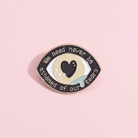 Simpatica Spilla in Smalto Occhio Cuore Lacrima per Gioielli Donna Regalo Con Citazione We Need Never Be Ashamed Of Our Tears