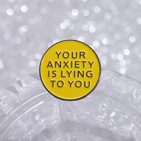 Στρογγυλή Καρφίτσα Σμάλτου Your Anxiety Is Lying To You Ψυχική Υγεία Καρφίτσα από Κράμα Κόσμημα Δώρο για Σακίδιο