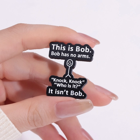 This Is Bob Spilla Humorous in Smalto Nero Lega di Zinco Omino a Stecco Distintivo Divertente per Vestiti Zaino Decorazione Gioiello Unisex