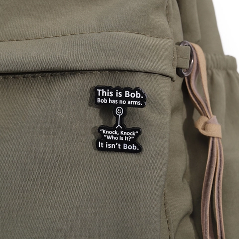 Broche de Esmalte This Is Bob Humorístico Figura de Palo Chiste Inglés Insignia de Aleación de Zinc Divertida para Bolsos Ropa