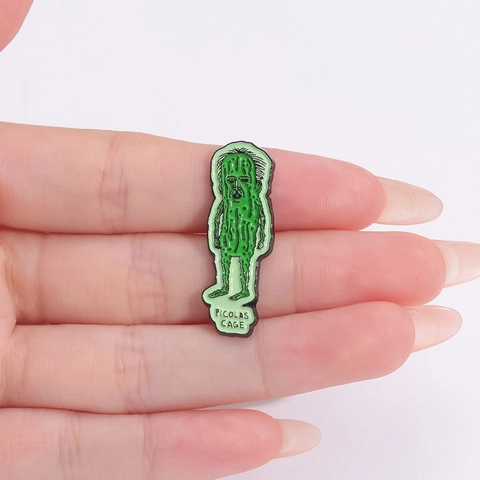 Divertente Spilla in Smalto Picolas Cage Cetriolino Creativo Cartone Animato Meme Lega Spilla Accessori per Zaino Donna Uomo Distintivo Regalo