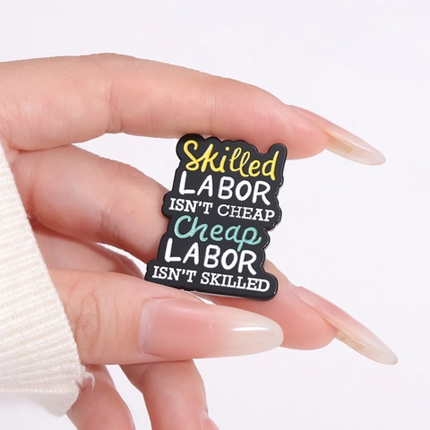 Spilla in Smalto Skilled Labor Spilla in Metallo Nero Con Citazione per Vestiti Zaino Distintivo Gioielli di Moda Creativi Regalo Unisex