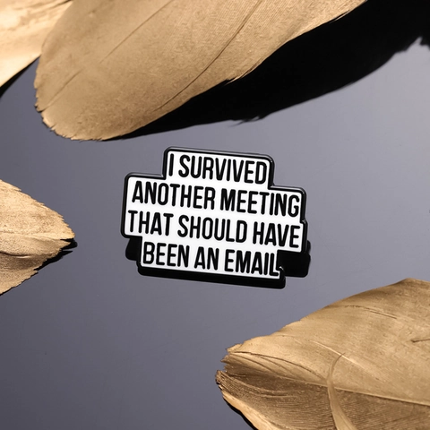 Spilla in Smalto I Survived Another Meeting That Should Have Been An Email Divertente Umorismo da Ufficio Distintivo in Lega