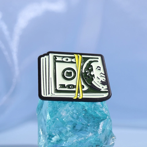Spilla Creativa a Banconota in Smalto Lega di Zinco Pila di Soldi Pin da Risvolto Distintivo di Moda Accessorio per Abbigliamento Gioiello Unisex Regalo