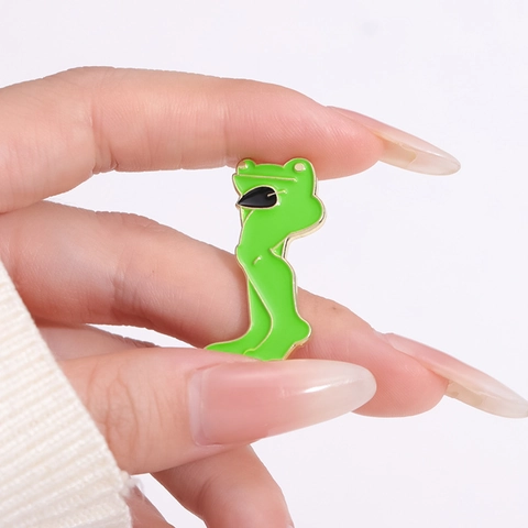 Funny Long Legs Frog Enamel Pin Cartoon Creative Animal Brooch Zinc Alloy Badge For Clothes Decoration Unisex Quirky Jewelry