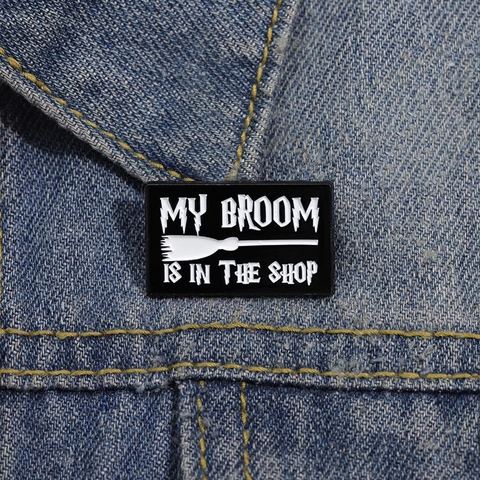 Lustige Emaille Brosche Pin My Broom Is In The Shop Schriftzug Hexenbesen Zinklegierung Abzeichen Halloween Schmuck Geschenk