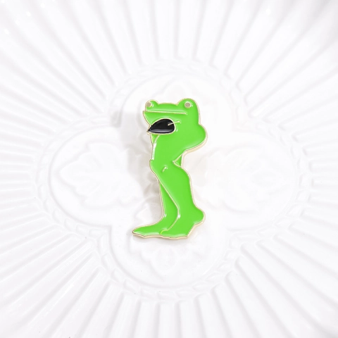 Funny Long Legged Frog Enamel Pin Alloy Cartoon Quirky Green Frog Brooch For Backpack Clothing Decoration Unisex Jewelry Gift