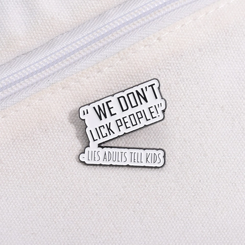 Spilla in Lega Creativa Smalto We Don't Lick People Simpatico Slogan Inglese Distintivo Cartone Animato per Vestiti Zaino Gioielli