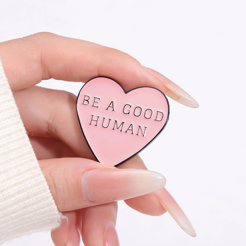 Spilla Smaltata Minimalista a Cuore Rosa Be A Good Human Slogan in Lega di Zinco Spilla Divertente Accessori per Gioielli