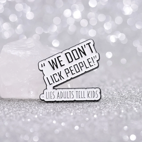 Lustige Emaille Pin Brosche We Don't Lick People Zitat Schwarz Weiß Buchstaben Abzeichen Für Rucksack Kleidung Schmuck