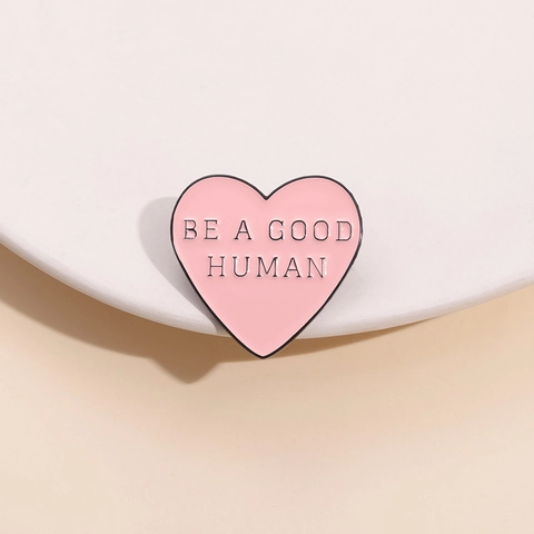 Spilla in Smalto a Cuore Rosa Con Slogan Be A Good Human Spilla Verniciata in Lega di Zinco Distintivo di Moda per Accessori Abbigliamento