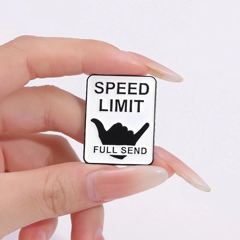 Spilla in Smalto Speed Limit Full Send Distintivo in Metallo Lega Gesto della Mano Shaka Spilla Rettangolare Per Giacca di Jeans Zaino Accessori Unisex Gioielli di Moda