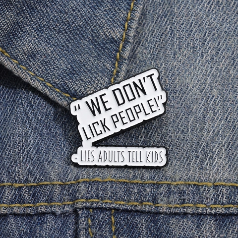 Spilla in Lega Creativa Smalto We Don't Lick People Simpatico Slogan Inglese Distintivo Cartone Animato per Vestiti Zaino Gioielli