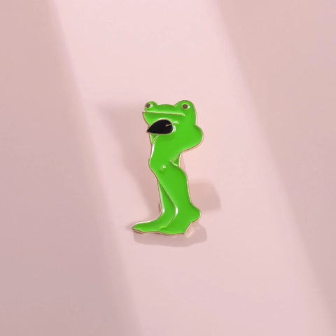 Funny Long Legged Frog Enamel Pin Alloy Cartoon Quirky Green Frog Brooch For Backpack Clothing Decoration Unisex Jewelry Gift