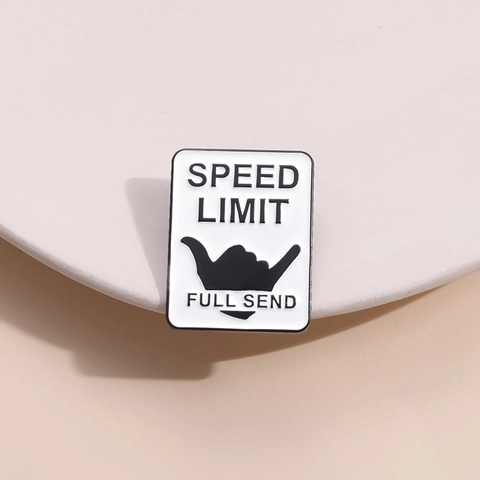 Geschwindigkeitsbegrenzung Full Send Emaille Pin Zinklegierung Rechteck Verkehrsschild Brosche Shaka Handgeste Abzeichen Unisex Geschenk
