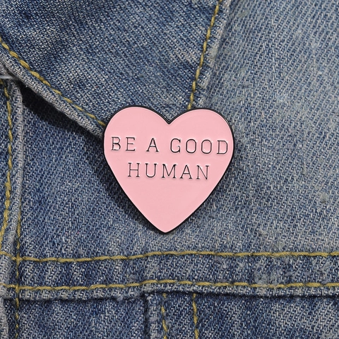 Spilla in Smalto a Cuore Rosa Con Slogan Be A Good Human Spilla Verniciata in Lega di Zinco Distintivo di Moda per Accessori Abbigliamento