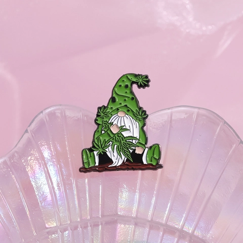 Broche Émaillée Gnome Vert Amusant Avec Feuille Badge Nain en Alliage Pour Sacs à Dos Vestes Chapeaux Bijoux Cadeau