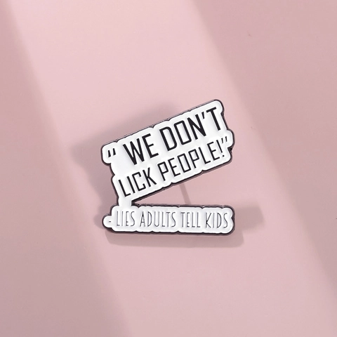 Lustige Emaille Pin Brosche We Don't Lick People Zitat Schwarz Weiß Buchstaben Abzeichen Für Rucksack Kleidung Schmuck