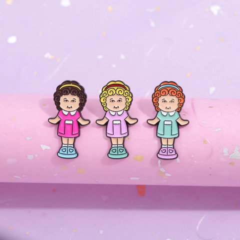 Spilla in Smalto per Ragazza dei Cartoni Animati Carina Design Retrò Versione Q Principessa Distintivo in Lega Gioielli per Bambini Donna Vestiti Zaino Regalo