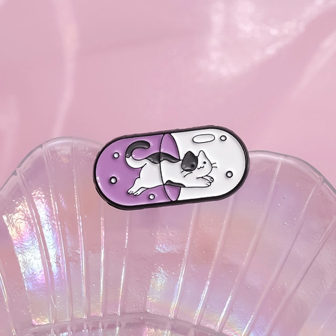 Pins de Esmalte de Cápsula Divertido Farmacia Sobreviviente Gato Feliz Chill Píldora Broche Insignia Metal para Bolsos Ropa