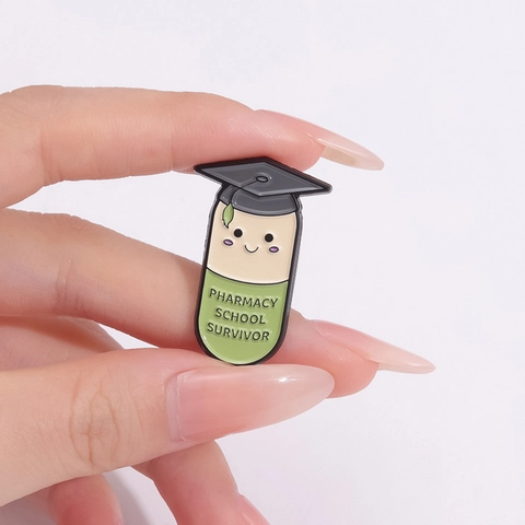 Broche Capsule Créative en Émail Alliage de Zinc Citation Amusante Badge Bijou pour Vêtements Sacs Vitamin Sea Pharmacy Survivor Happy