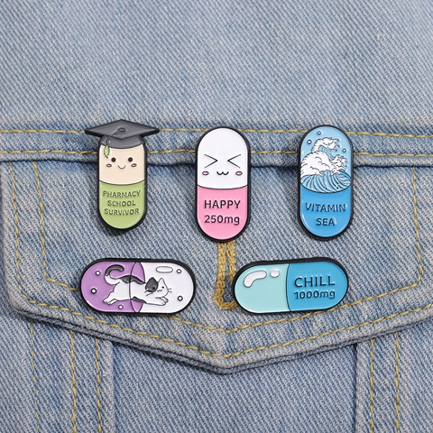 Spilla in Smalto a Forma di Capsula in Lega di Zinco Pharmacy School Survivor Happy Pill Vitamin Sea Gatto Distintivo Medico