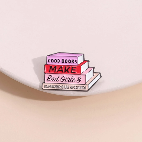 Good Books Make Bad Girls Dangerous Women Emaille Pin Gestapelte Bücher Metall Brosche Feministische Abzeichen Kleidung Tasche Deko