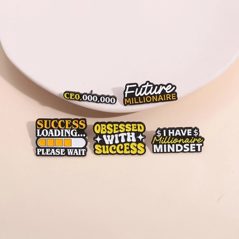 Spilla in Smalto Con Citazioni di Successo Motivazionali in Lega di Zinco Success Loading Future Millionaire per Abbigliamento