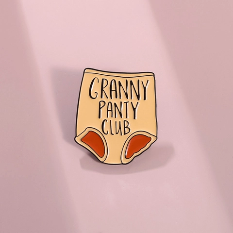Spilla in Smalto Funny Granny Panty Club Simpatica Spilla in Lega di Zinco Distintivo per Abbigliamento Borse Zaino Decorazione