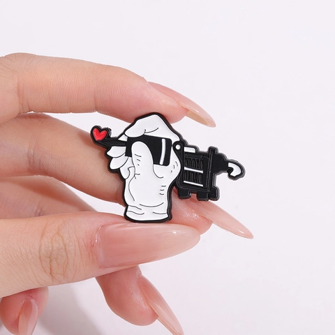 Creatieve Tatoeagemachine Emaille Brosche Hart Patroon Cartoon Hand Ontwerp Metalen Badge Voor Rugzak Kleding Accessoire Gepersonaliseerde Sieraden