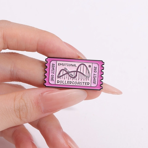 Spille Creative in Smalto a Forma di Biglietto Emotional Rollercoaster Introvert Club Spilla in Lega di Zinco per Zaino Giacca Unisex