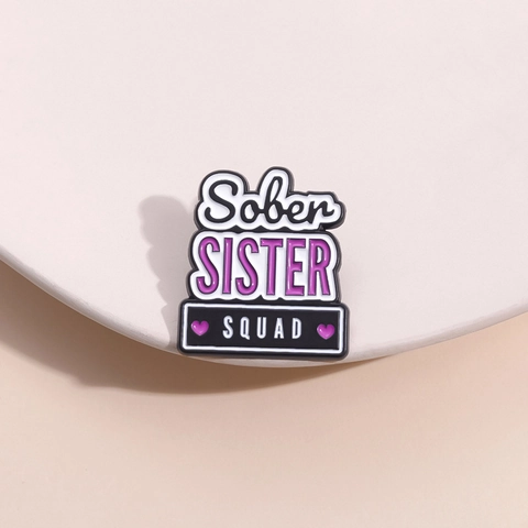 Broche en Email Sober SISTER SQUAD Cœur Violet Badge en Métal Épingle de Revers Créative Dessin Animé pour Sacs de Vêtements