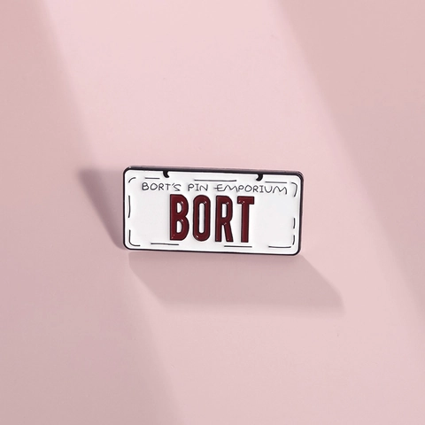 Vintage Στυλ BORT Πινακίδα Κυκλοφορίας Σμάλτο Pin Αστείο Κινούμενα Σχέδια Πινακίδα Αυτοκινήτου Καρφίτσα Σήμα Για Ρούχα Τσάντες Κοσμήματα Αξεσουάρ