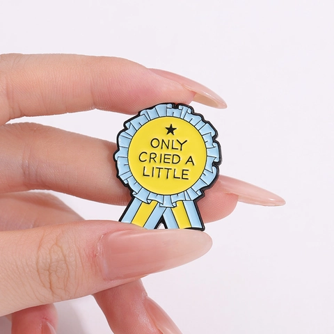 Divertente Spilla in Smalto a Forma di Nastro Premio Medaglia Only Cried A Little Doing My Okayest Lega Spilla per Vestiti Borse