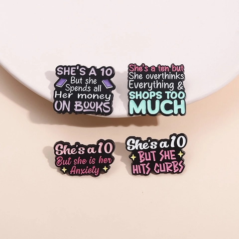 Inspirerende Shes A 10 But Engelse Citaten Legering Emaille Broche Pin Set Cartoon Badge Voor Dames Mode Sieraden