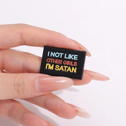 Lustiger Slogan I Not Like Other Girls I'm Satan Emaille Pin Schwarz Rechteckig Legierung Brosche Personalisierte Abzeichen Schmuck