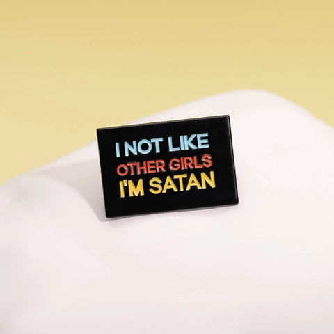 Spilla in Smalto Slogan I Not Like Other Girls I'M Satan Distintivo in Lega di Zinco Rettangolare per Vestiti Borse Giacca Regalo
