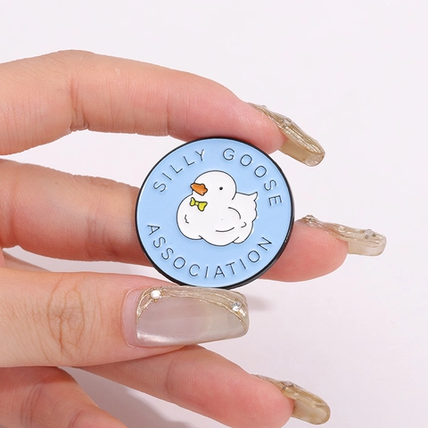 Mignonne Épingle en Émail d'Oie Blanche Silly Goose Association Broche Ronde en Alliage pour Accessoires de Sac à Dos Cadeau Unisexe