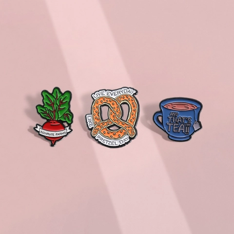 Spilla Smaltata Cibo Cartone Animato Creativo Distintivo in Metallo Individuale Pretzel Barbabietola Tazza da Tè Per Zaino Vestiti Accessori Moda Gioielli