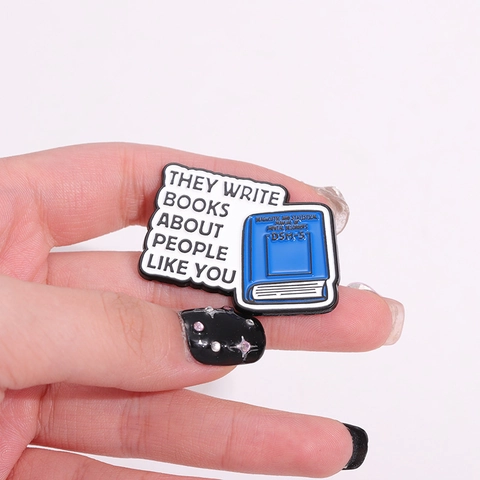 Épinglette Créative en Émail Design de Livre DSM-5 Avec Citation They Write Books About People Like You Broche en Alliage Accessoire de Bijoux