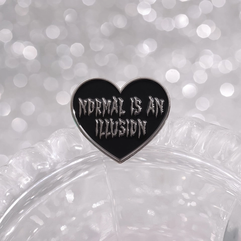 Spilla Gotica a Cuore in Smalto Nero Argento Slogan Badge Weird Is Wonderful Normal Is An Illusion Spilla Gioielli per Abbigliamento Borsa