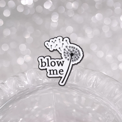 Spilla in Smalto Creativa a Forma di Soffione Con Lettera Blow Me Distintivo in Lega per Vestiti Zaino Minimalista Bianco Nero Gioielli