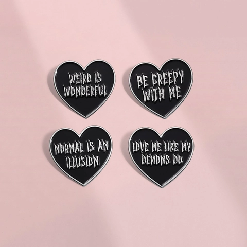 Spilla Gotica a Cuore in Smalto Nero Argento Slogan Badge Weird Is Wonderful Normal Is An Illusion Spilla Gioielli per Abbigliamento Borsa