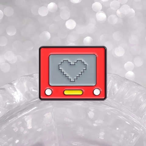 Spilla in Smalto TV Vintage Rossa con Design a Cuore Pixel Distintivo in Metallo per Abbigliamento Zaino Donna Uomo