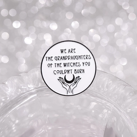 Feminist Slogan Legierung Emaille Anstecknadel Wir Sind Die Enkelinnen Der Hexen Die Ihr Nicht Verbrennen Konntet Mond Hände Brosche